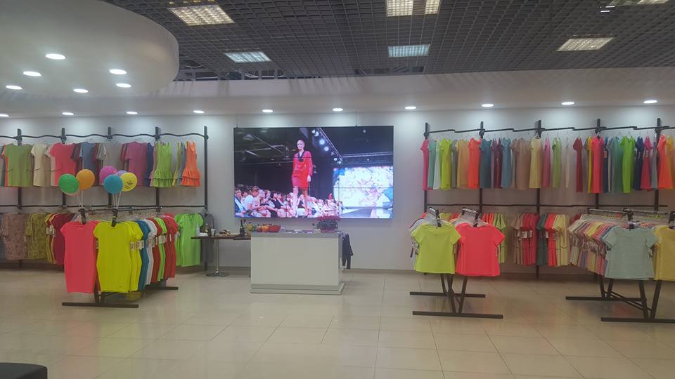 Witryna sklepowa z ekranem LED