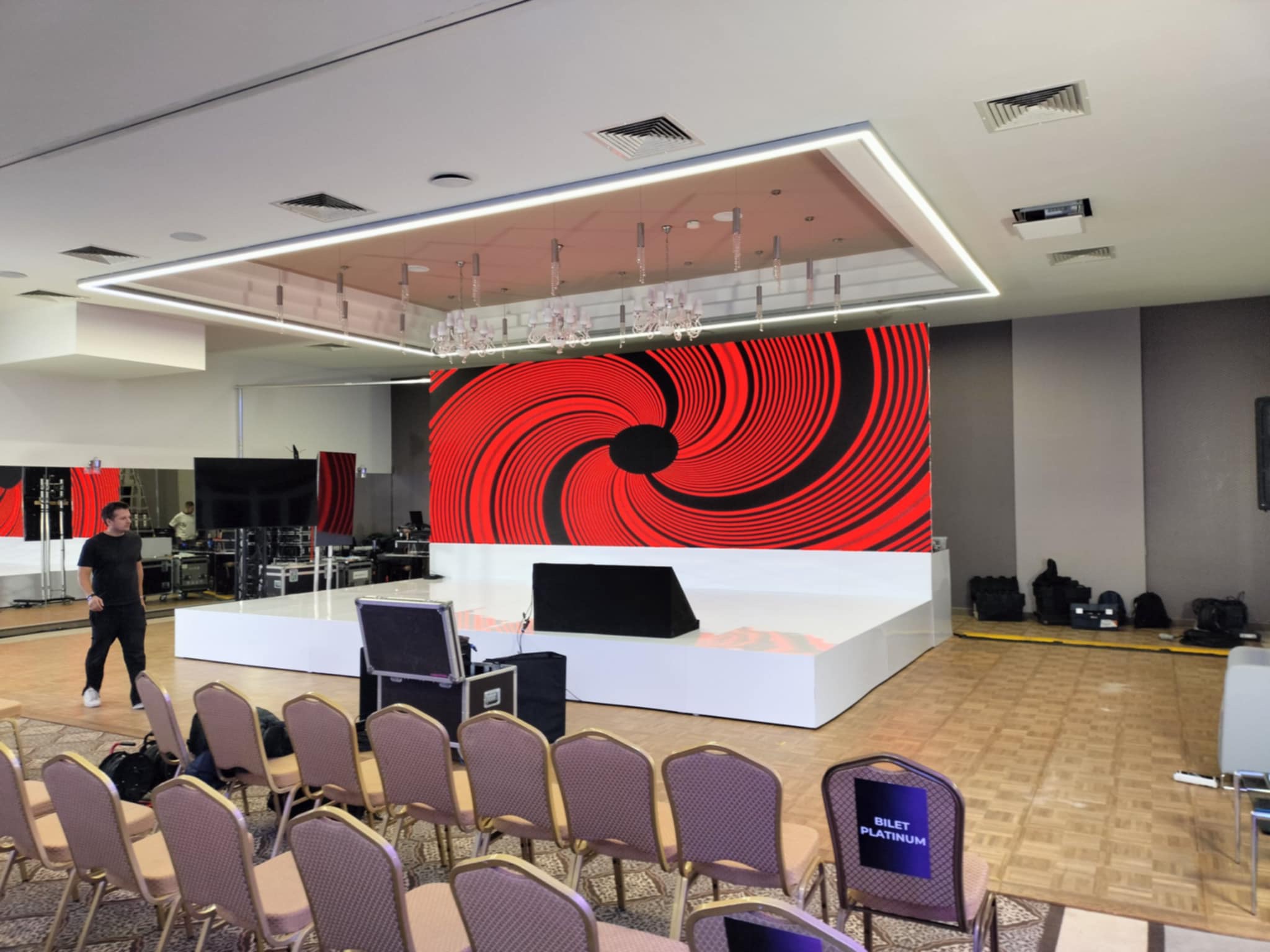 Scena konferencyjna z telebimem